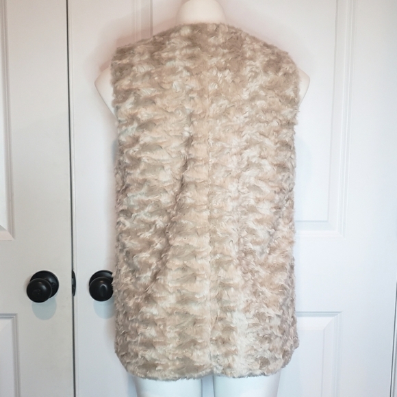 NWT Forever 21 Faux Fur Vest Taupe S - Picture 5 of 8